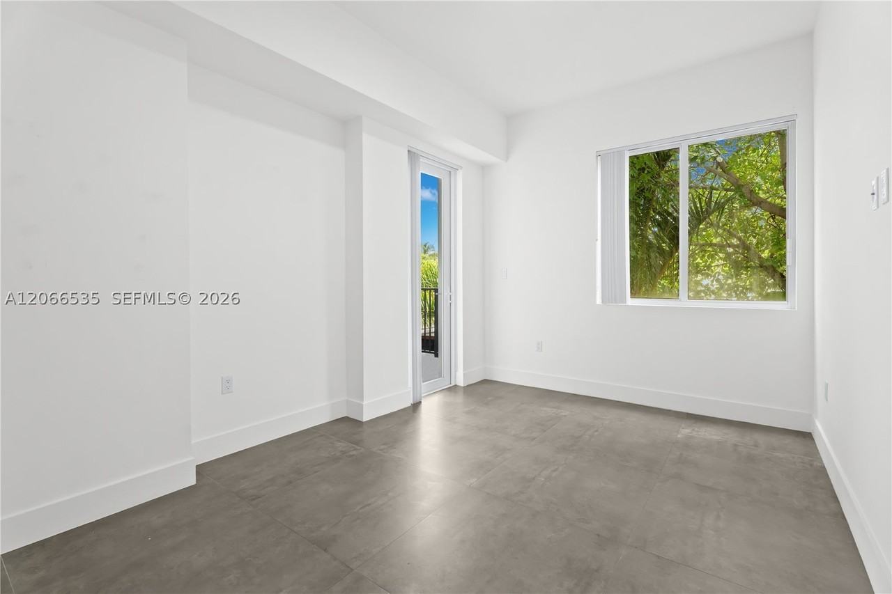 2010 Sw 25th Ter #204 - Photo 6 of 13