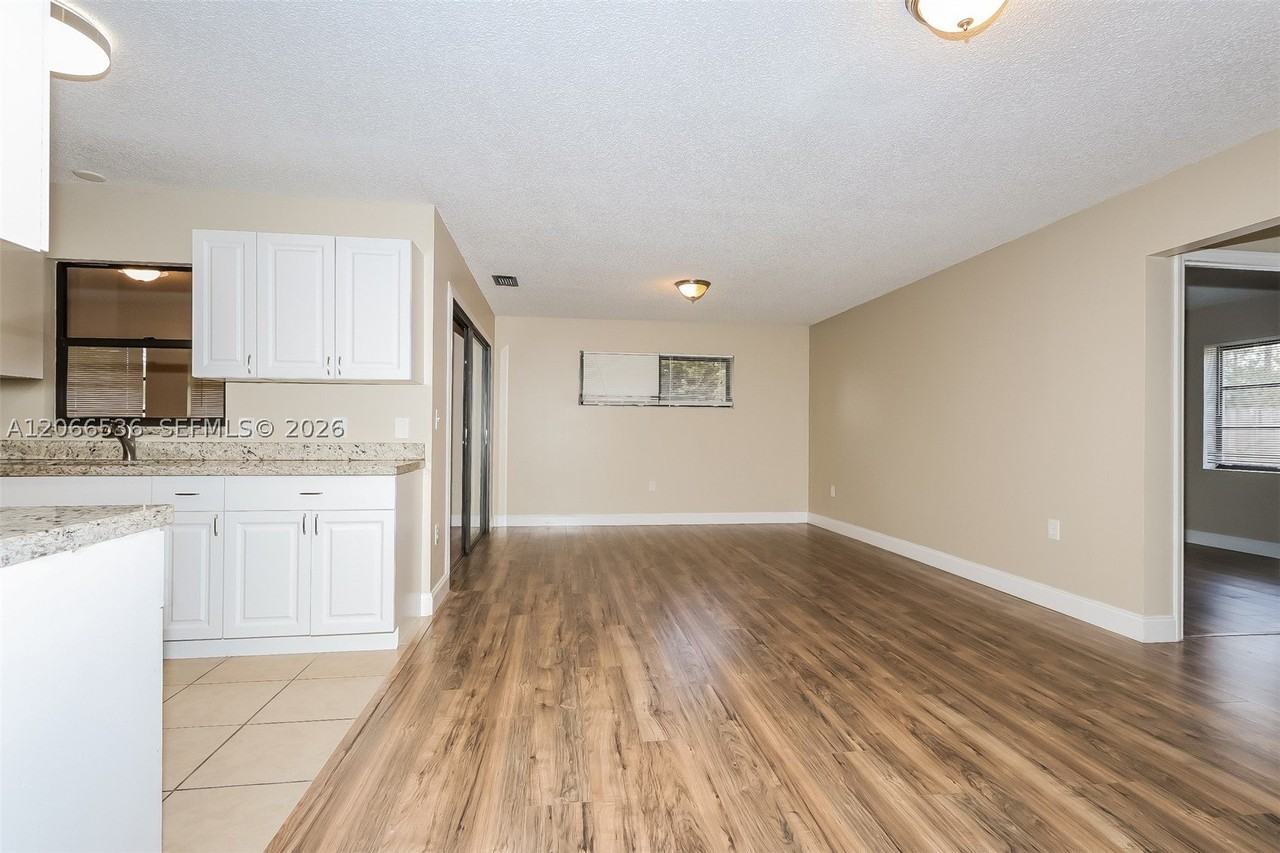 1434 Sw Broadview St - Photo 4 of 18