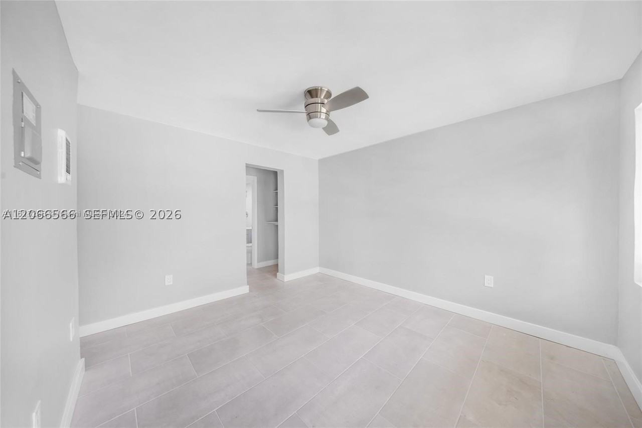 1150 NW 1st Pl #4 - Photo 4 of 18