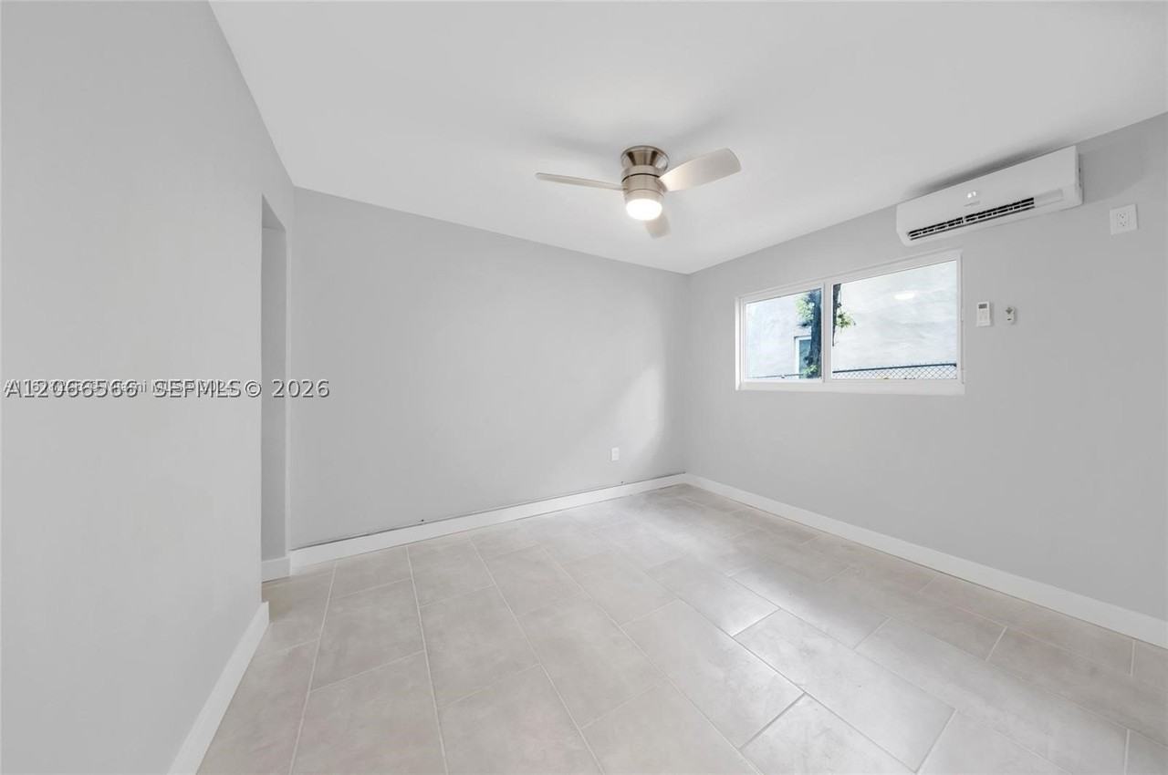 1150 NW 1st Pl #4 - Photo 5 of 18