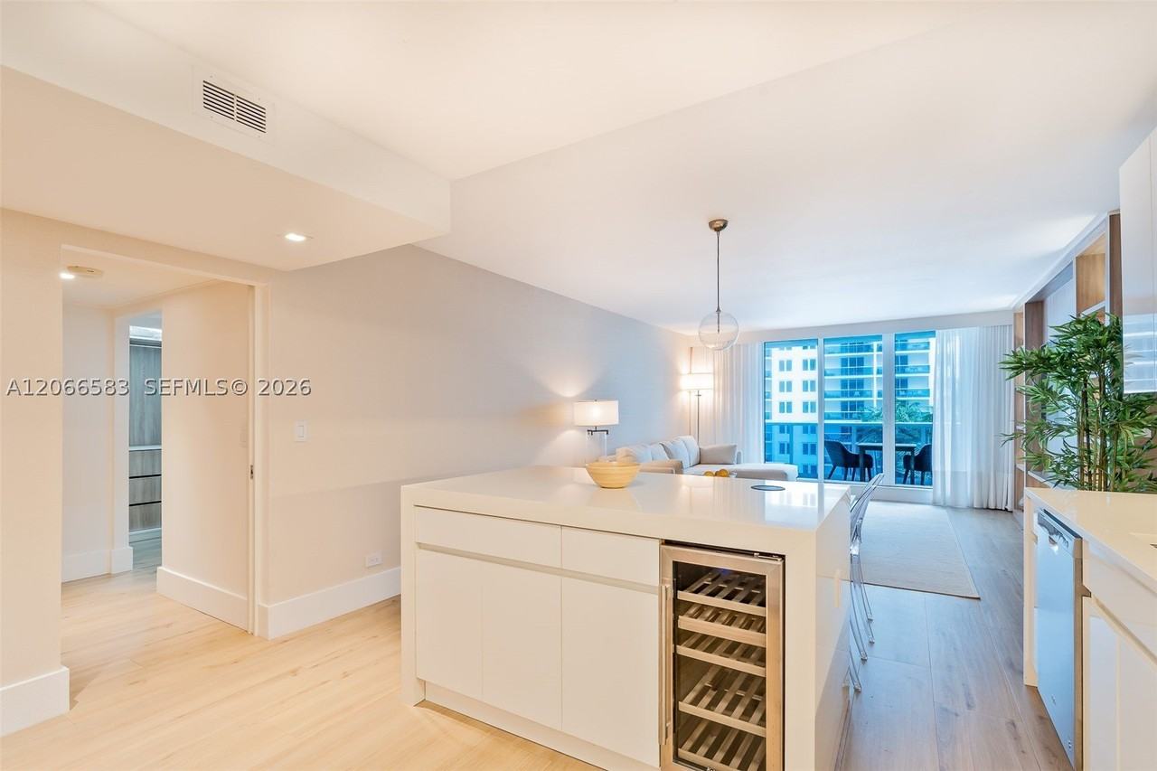 2301 Collins Ave #719 - Photo 4 of 18