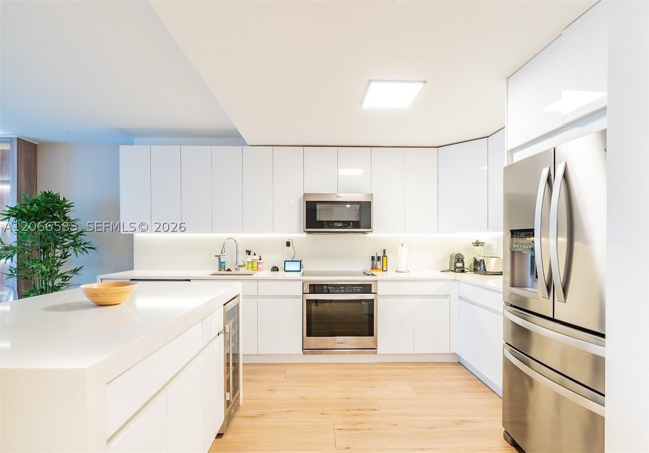 2301 Collins Ave #719 - Photo 5 of 18