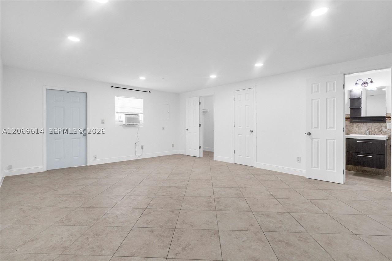 1041 NE 9th ave #A1 - Photo 4 of 23