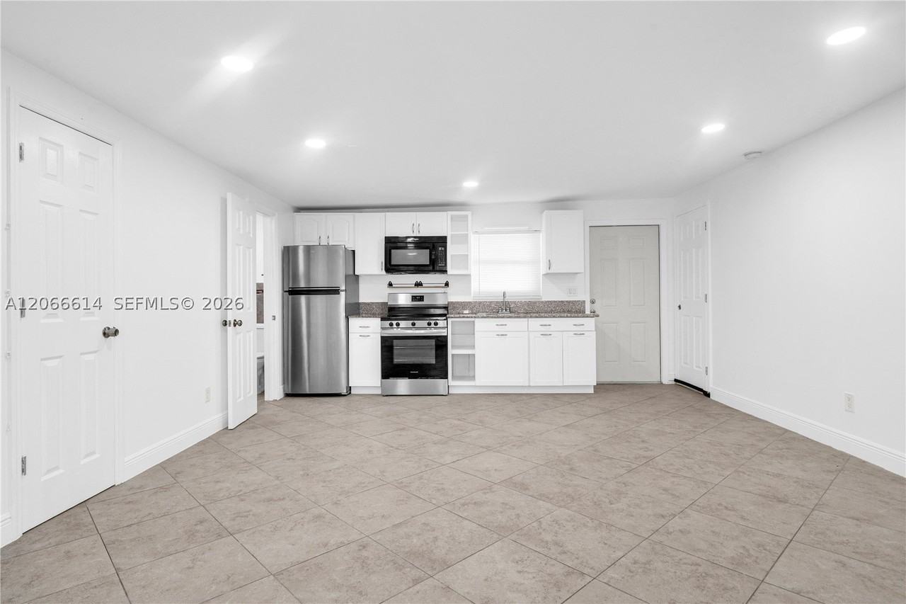 1041 NE 9th ave #A1 - Photo 5 of 23