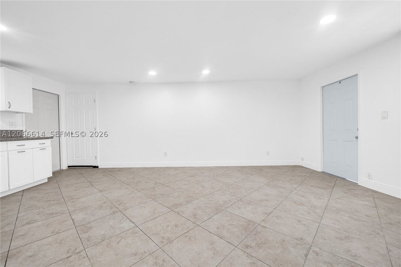 1041 NE 9th ave #A1 - Photo 6 of 23