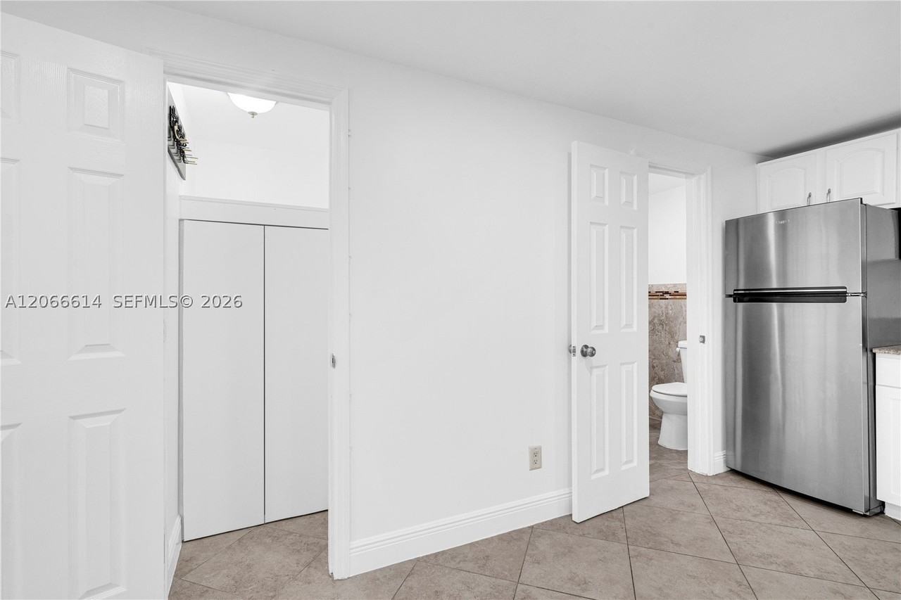 1041 NE 9th ave #A1 - Photo 7 of 23