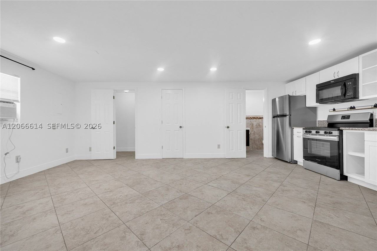1041 Ne 9th Ave #A1 - Photo 3 of 17