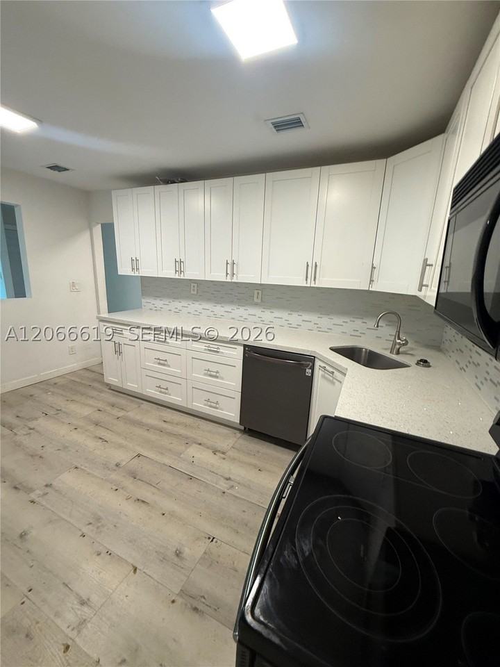 2910 NW 6th Ct - Photo 2 of 6