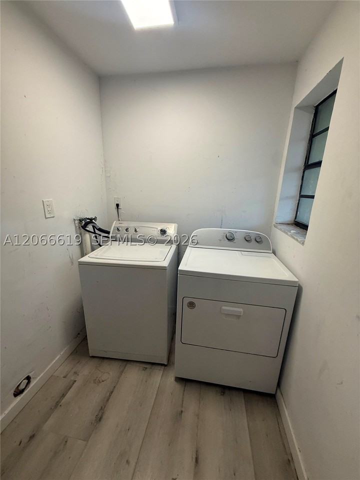 2910 NW 6th Ct - Photo 4 of 6