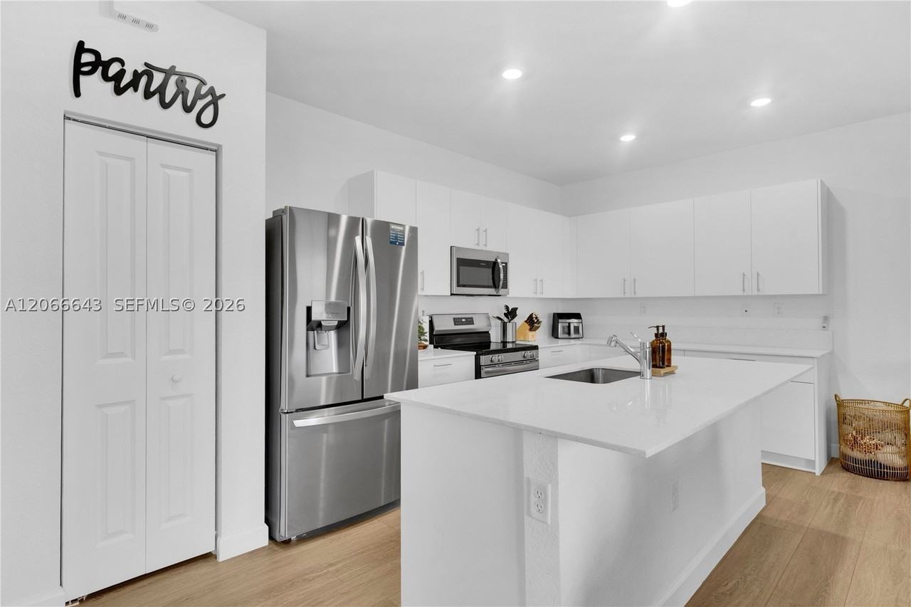 2444 Se 24th Ave - Photo 7 of 50