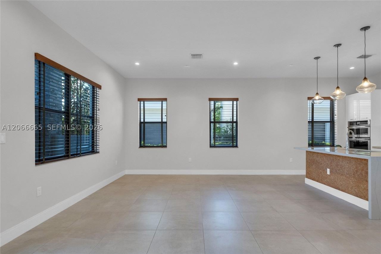 8217 NW 46th St - Photo 3 of 36