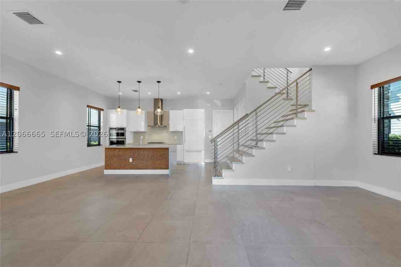 8217 NW 46th St - Photo 5 of 36