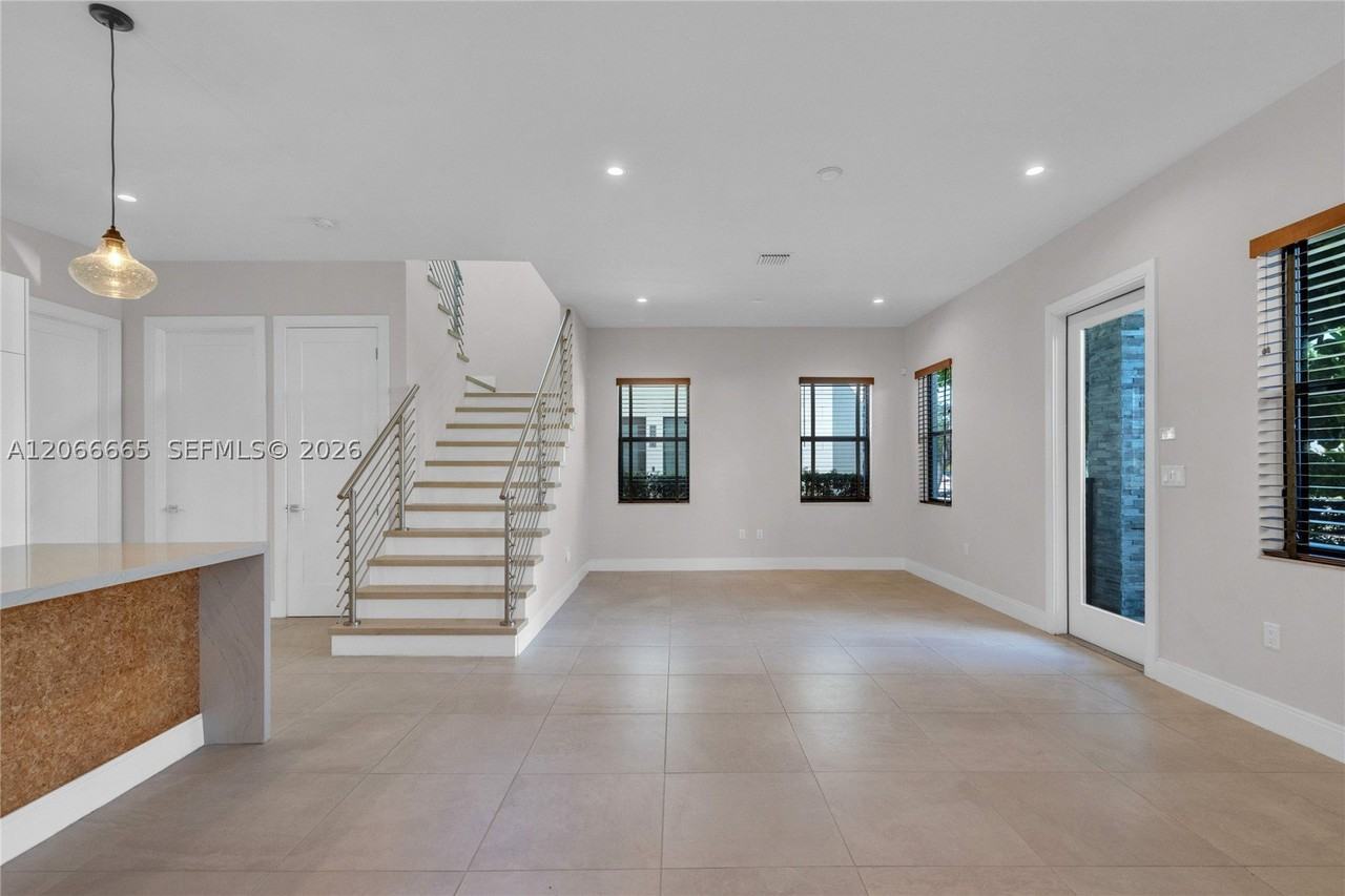 8217 NW 46th St - Photo 6 of 36
