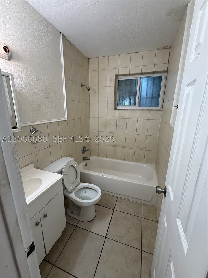 4520 NW 13th Ave #4520 - Photo 5 of 6
