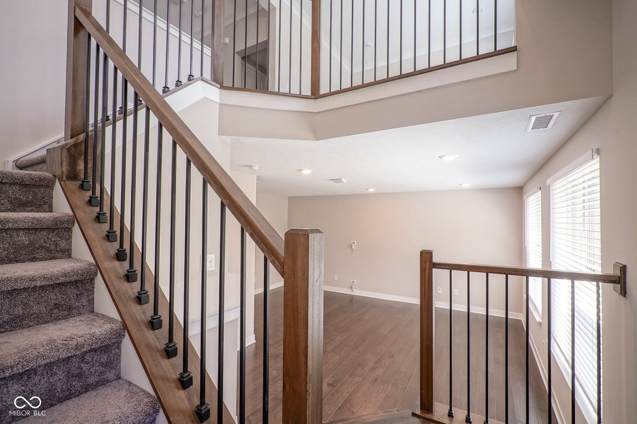 8239 Bostic Dr - Photo 3 of 37