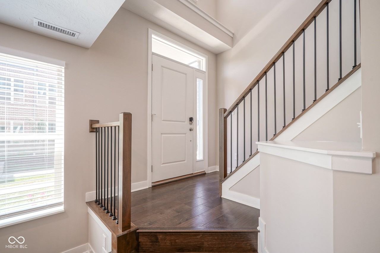 8239 Bostic Dr - Photo 4 of 37