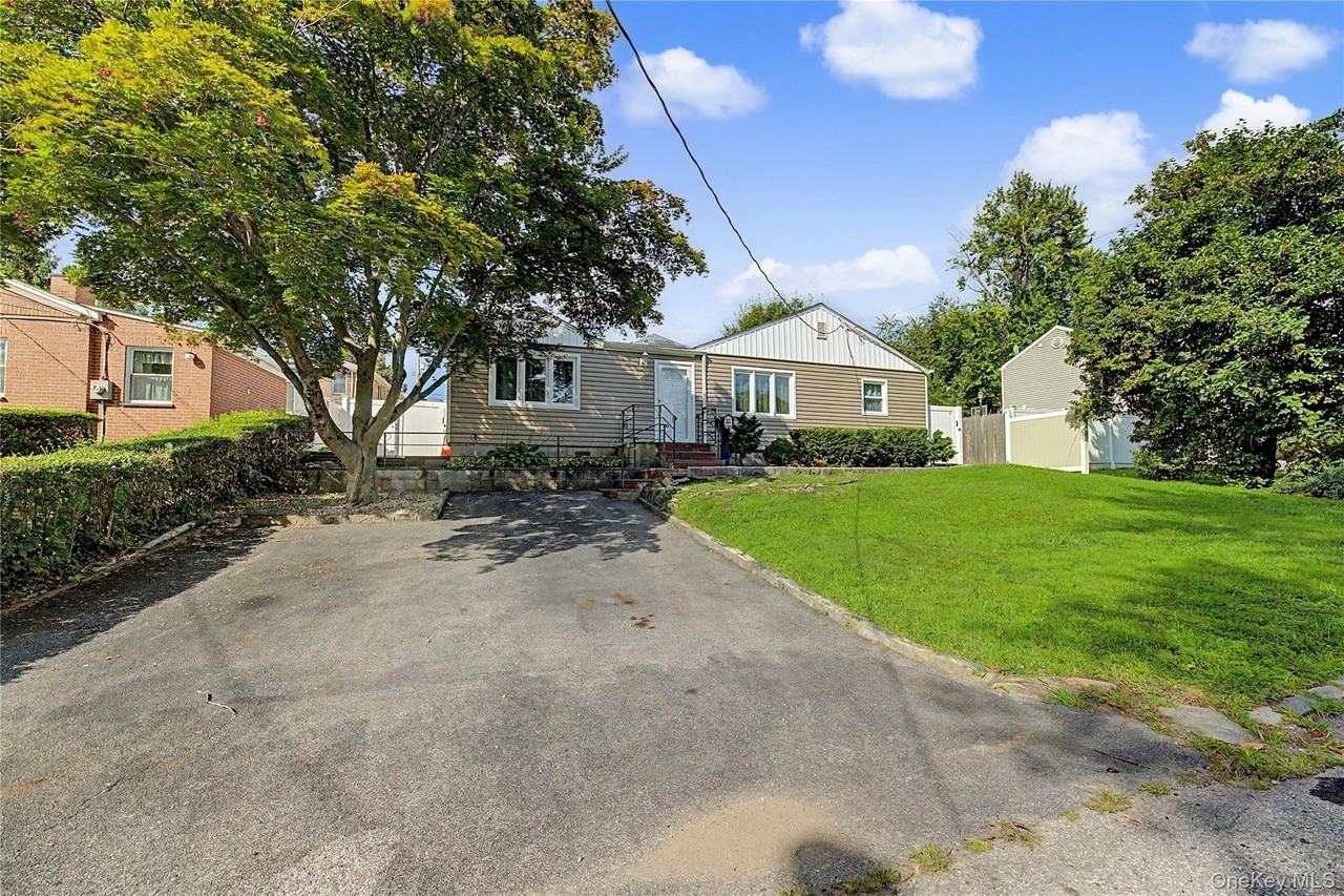 28 Roundhill Dr - Photo 2 of 18