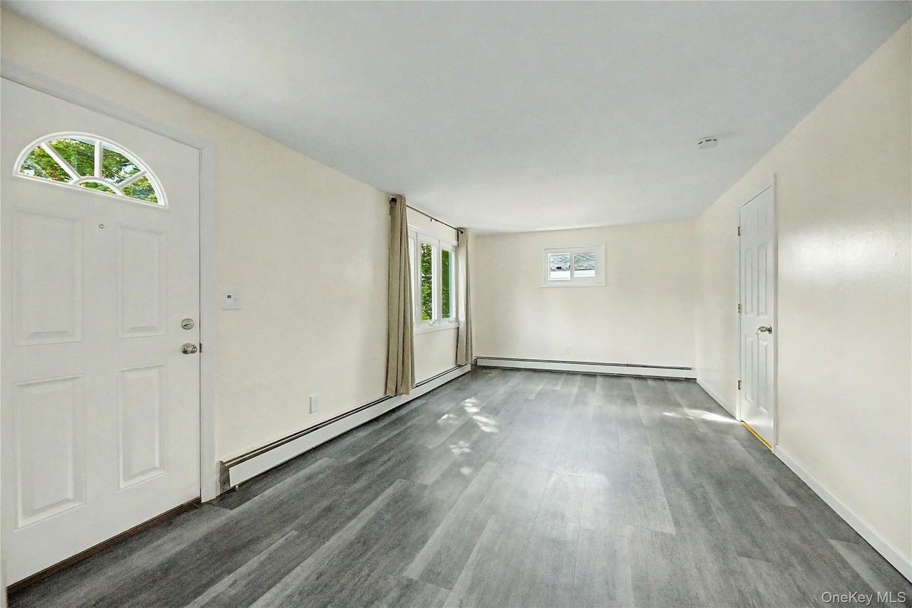 28 Roundhill Dr - Photo 3 of 18