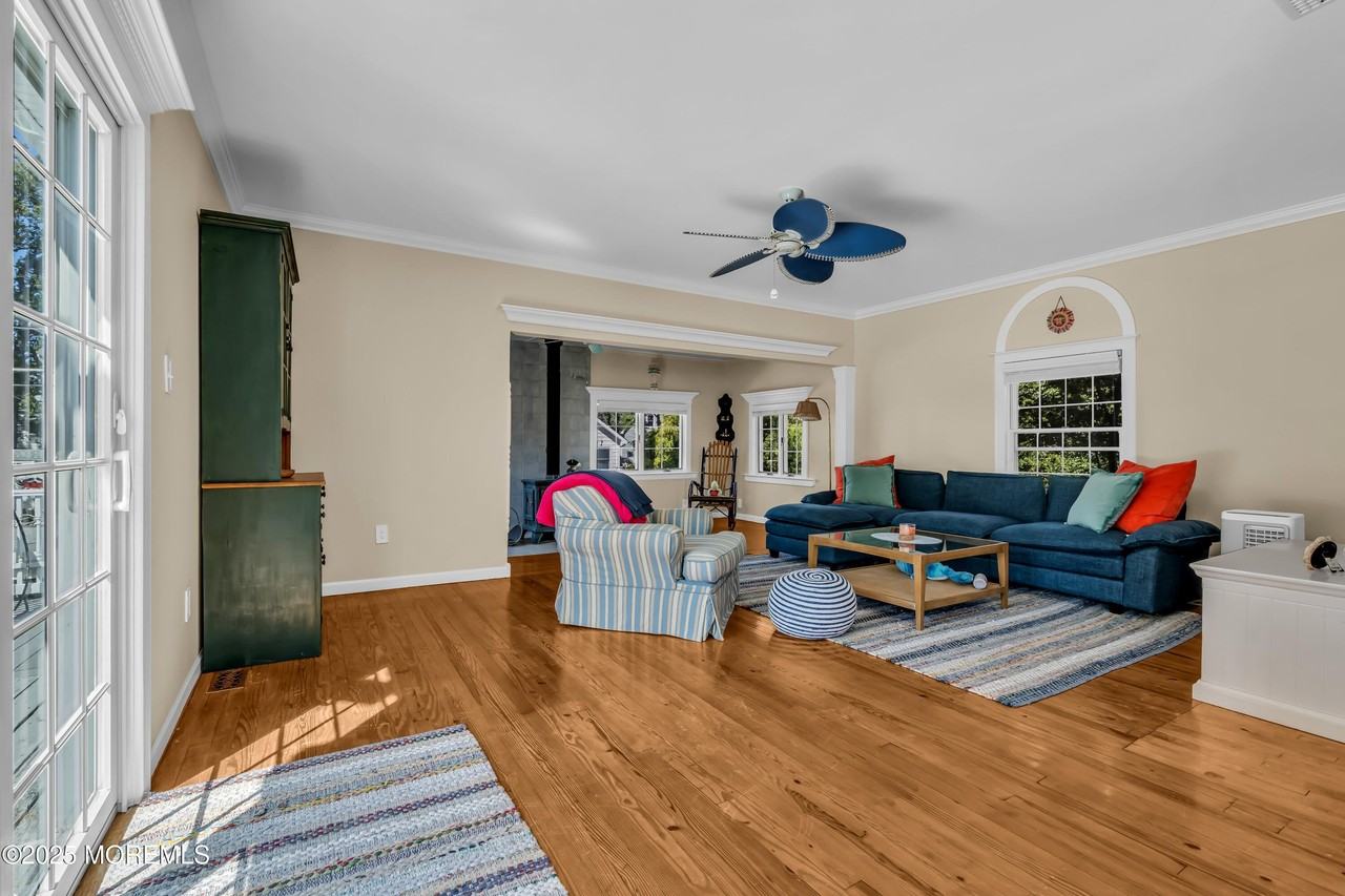 344 E Point Pleasant Ave - Photo 7 of 29