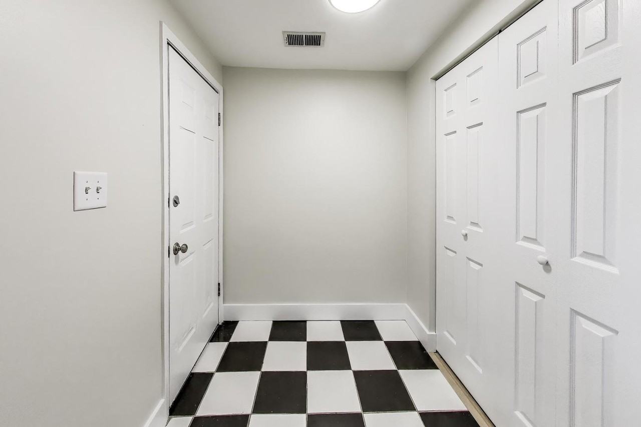 1938 W Melrose St #1 - Photo 3 of 17