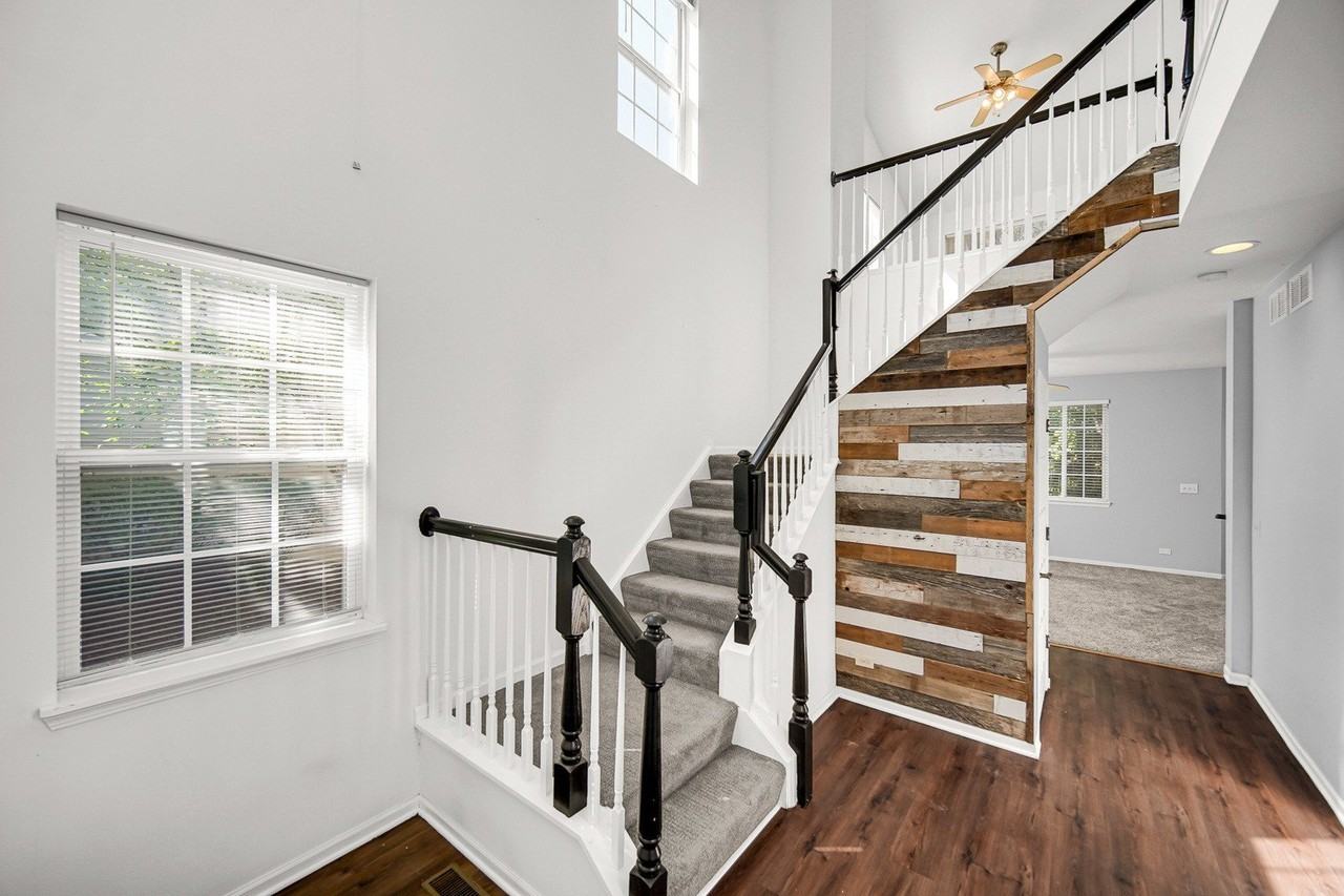 1252 Townes Cir - Photo 4 of 30