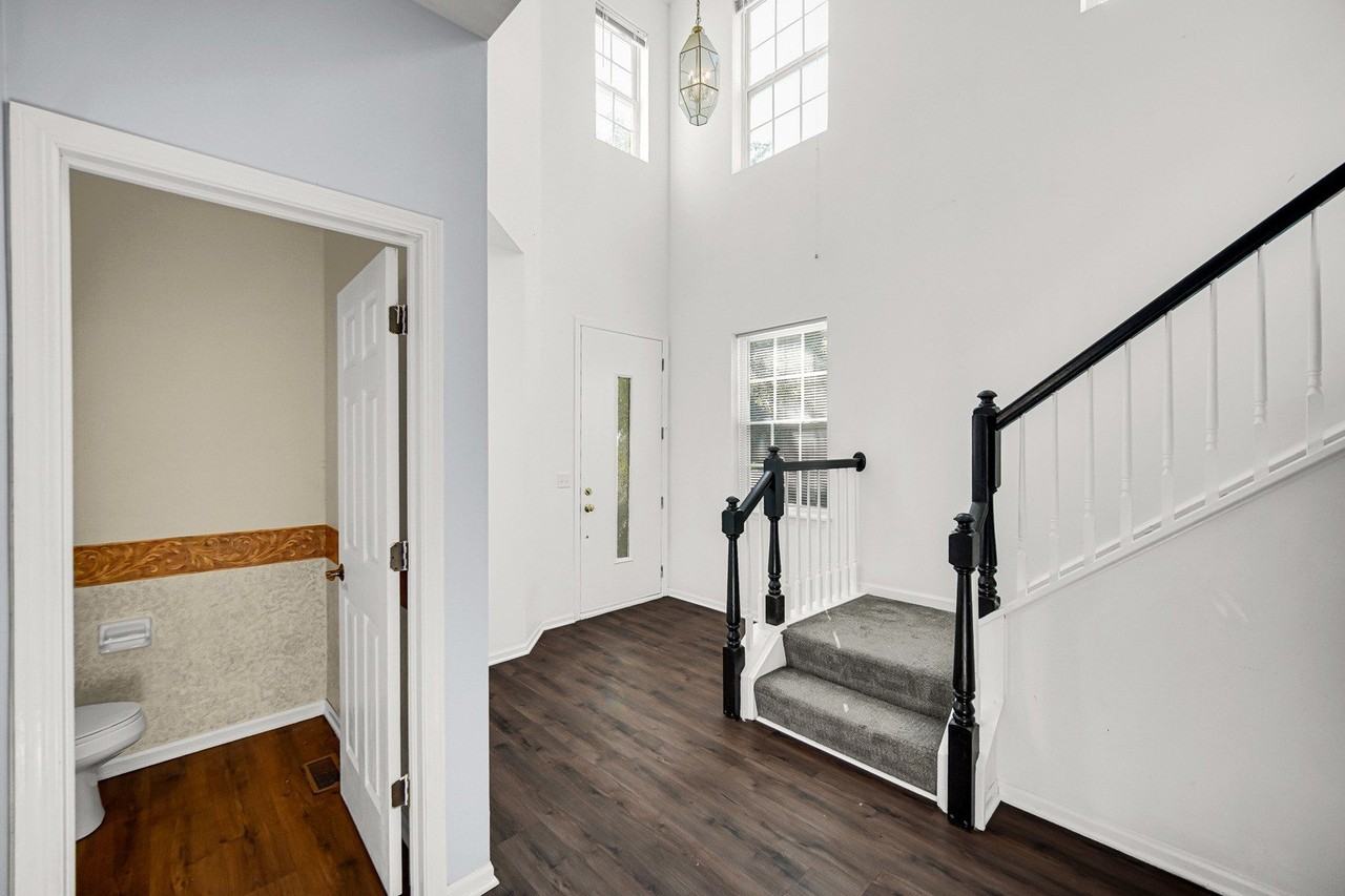 1252 Townes Cir - Photo 5 of 30