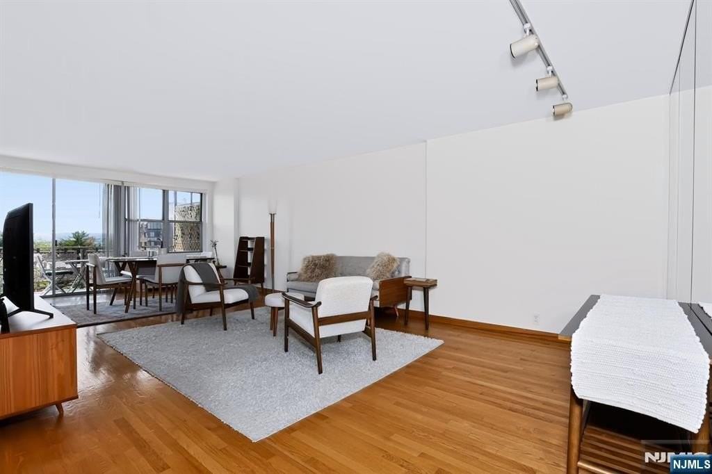 301 Beech St #12A - Photo 5 of 50