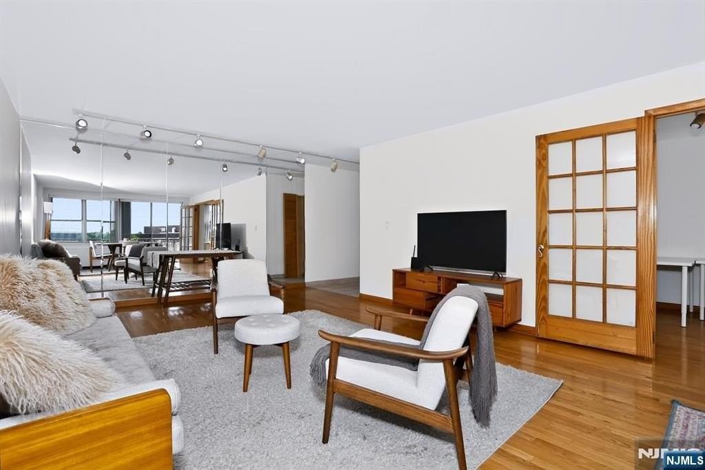 301 Beech St #12A - Photo 7 of 50