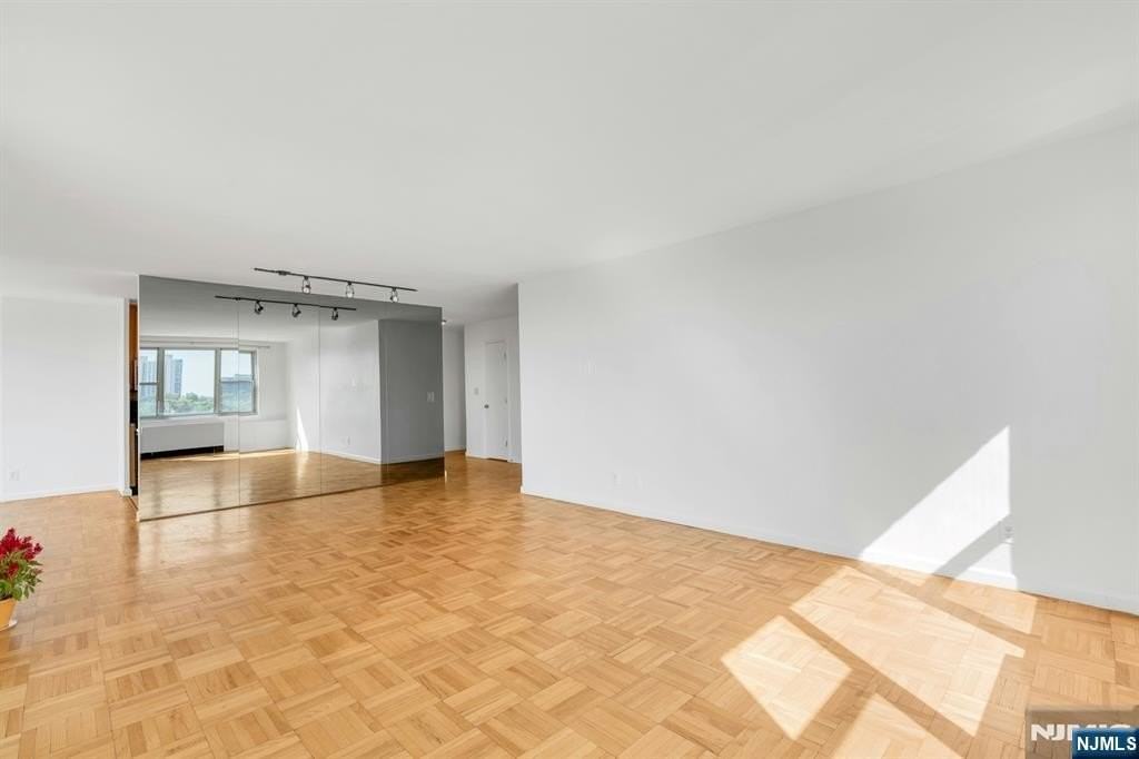 2000 Linwood Ave #7K - Photo 3 of 31