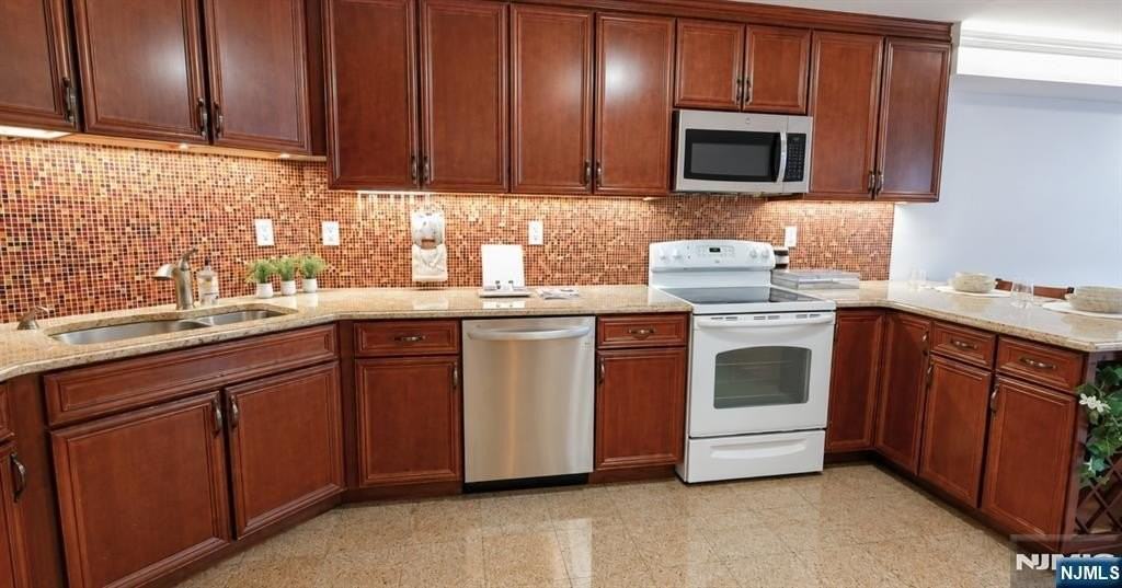 1055 River Rd #302 - Photo 4 of 8