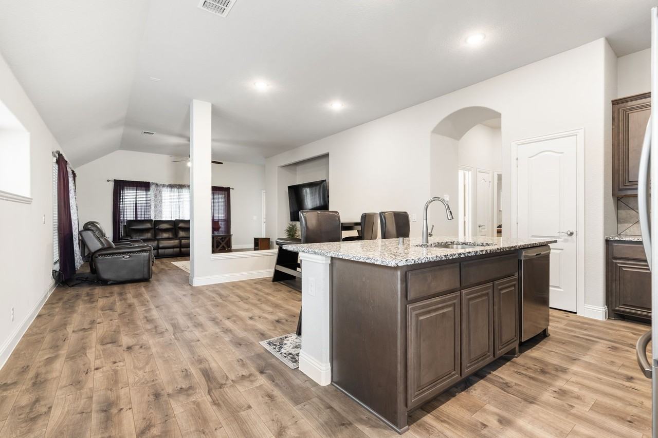 2761 Lisa Maria St - Photo 4 of 33
