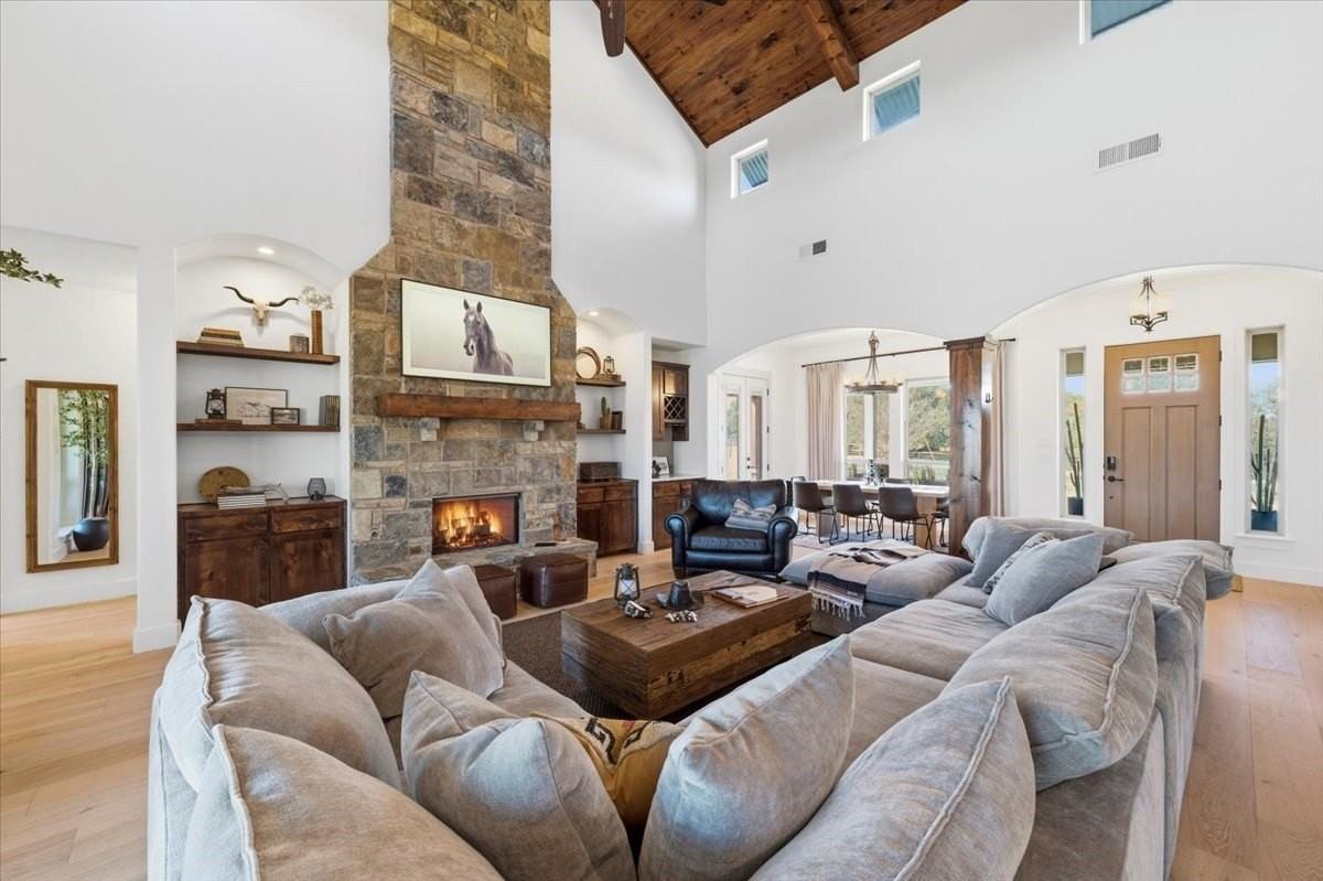 570 S Point Ct - Photo 4 of 40