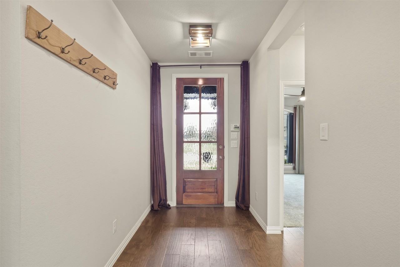 1144 Knoll St - Photo 5 of 37
