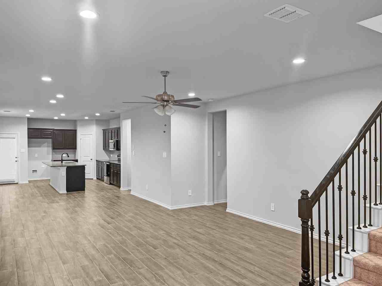 1817 Winecup Dr - Photo 3 of 18