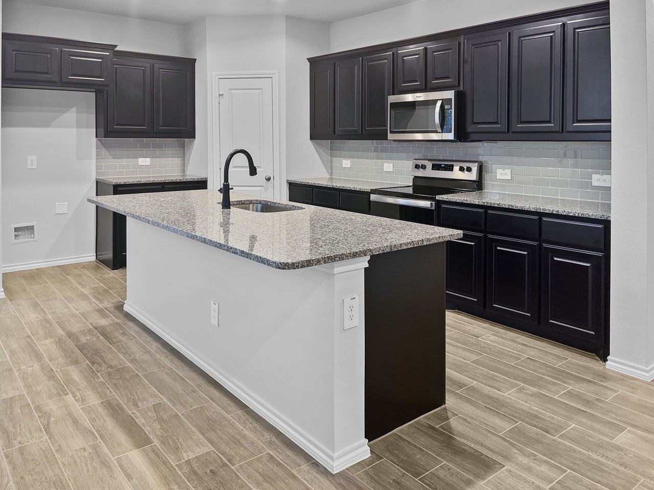 1817 Winecup Dr - Photo 4 of 18