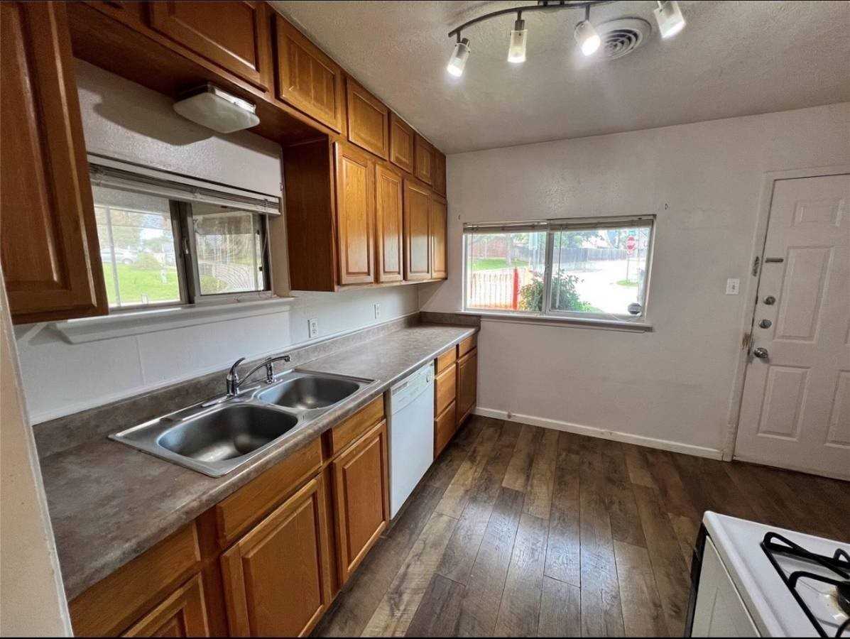 600 Lake Dr - Photo 6 of 13