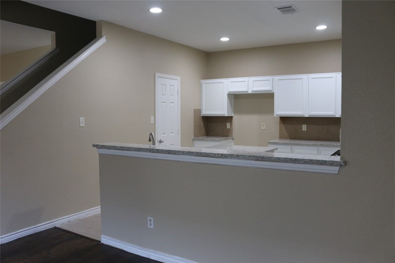 327 Regency Dr - Photo 2 of 28