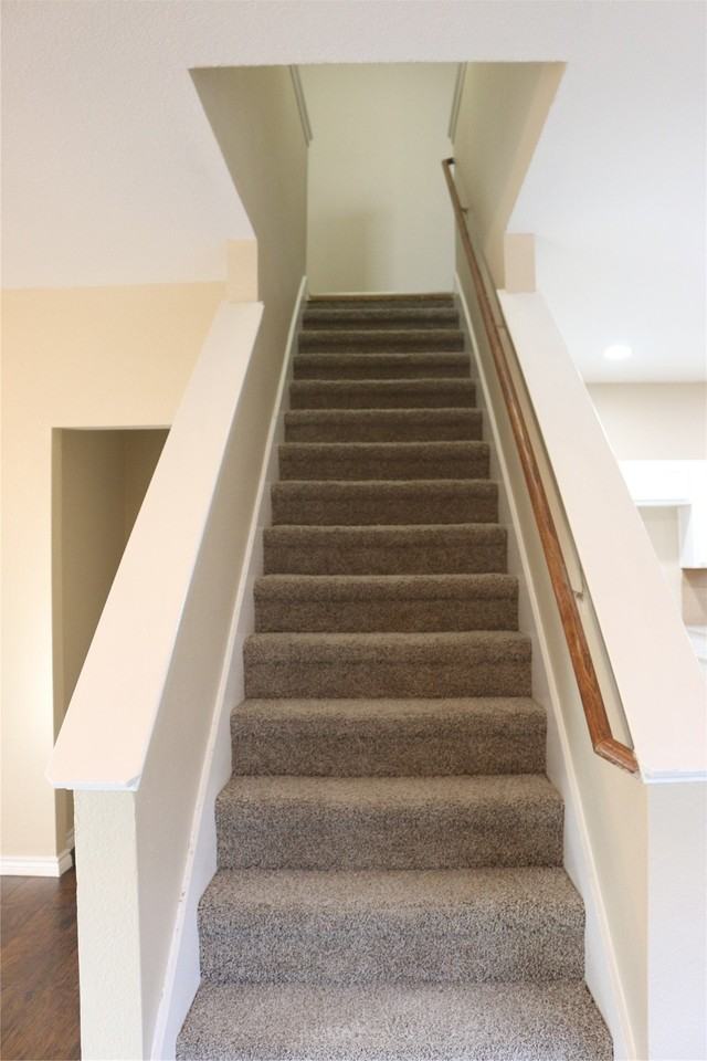 327 Regency Dr - Photo 3 of 28