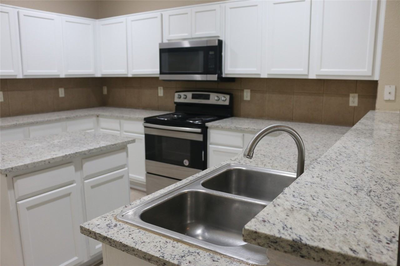 327 Regency Dr - Photo 4 of 28