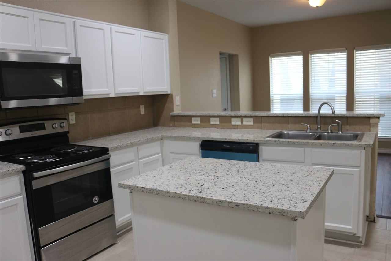 327 Regency Dr - Photo 5 of 28