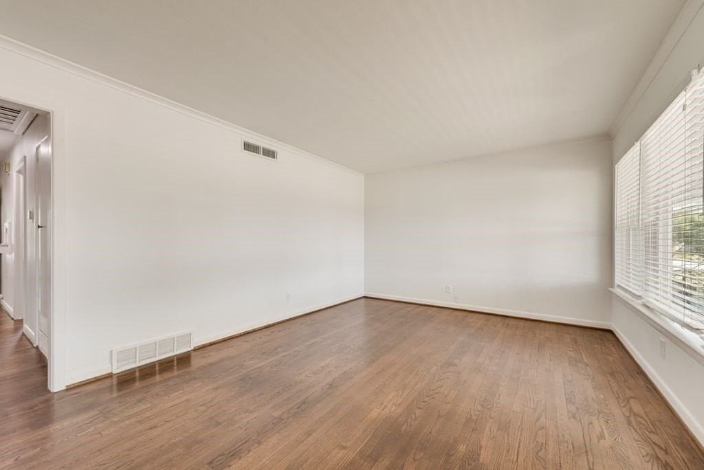 9506 Mercer Dr - Photo 3 of 20