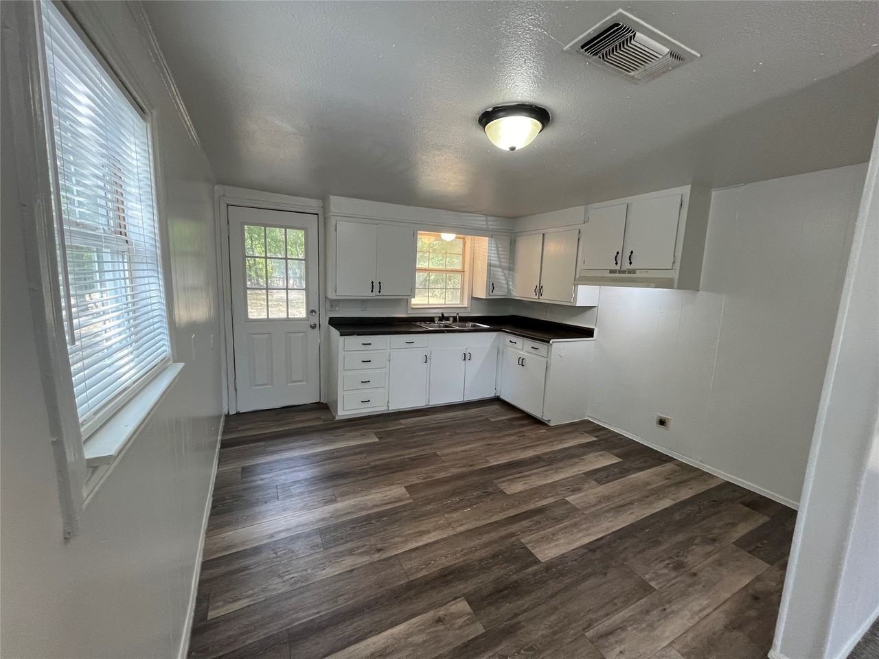 208 E 1st St - Photo 3 of 8