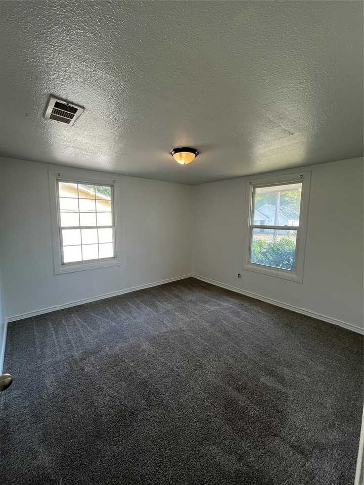 208 E 1st St - Photo 4 of 8