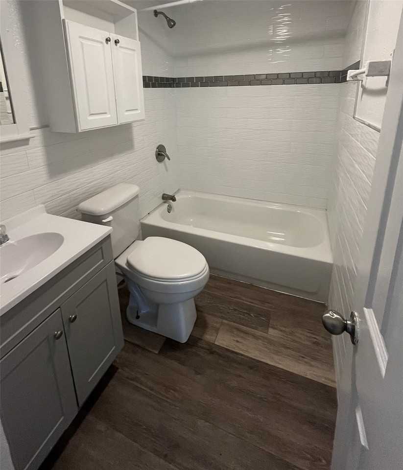 208 E 1st St - Photo 6 of 8
