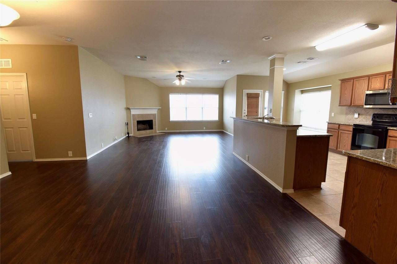 1006 Abigail Dr - Photo 2 of 20