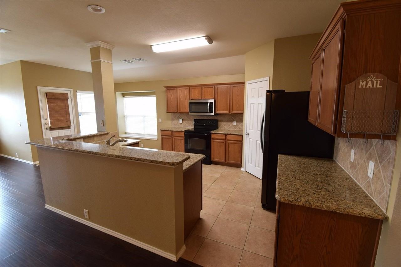 1006 Abigail Dr - Photo 3 of 20