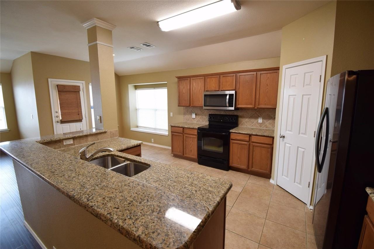 1006 Abigail Dr - Photo 4 of 20