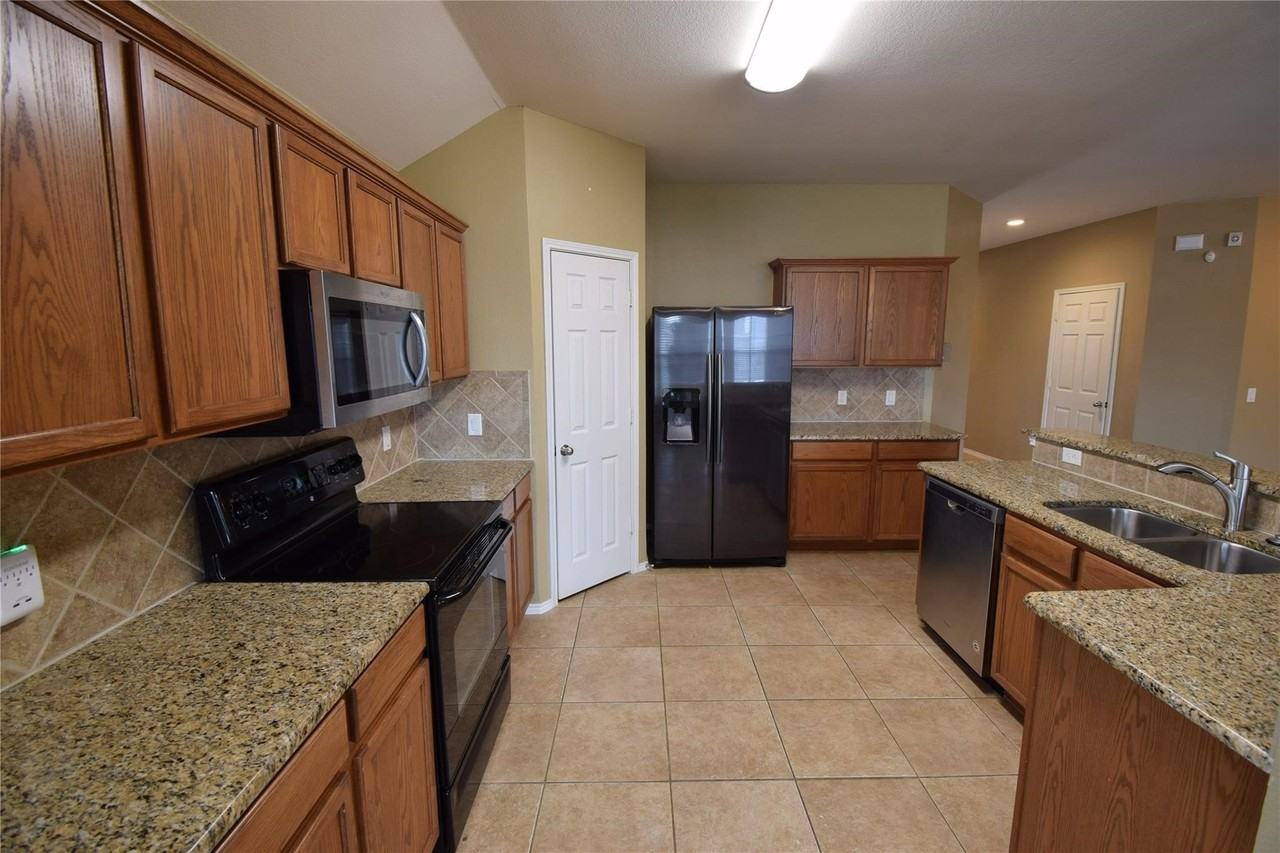 1006 Abigail Dr - Photo 5 of 20