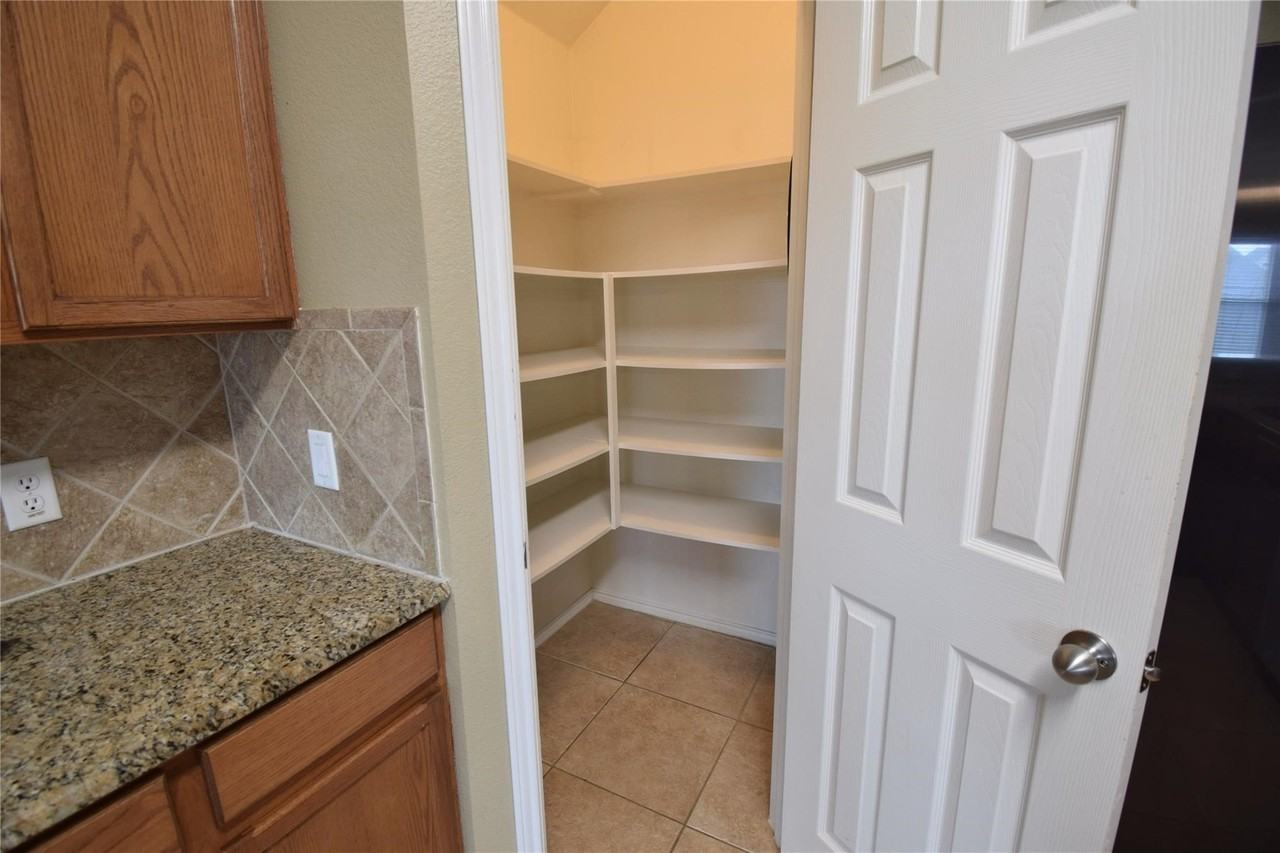 1006 Abigail Dr - Photo 6 of 20