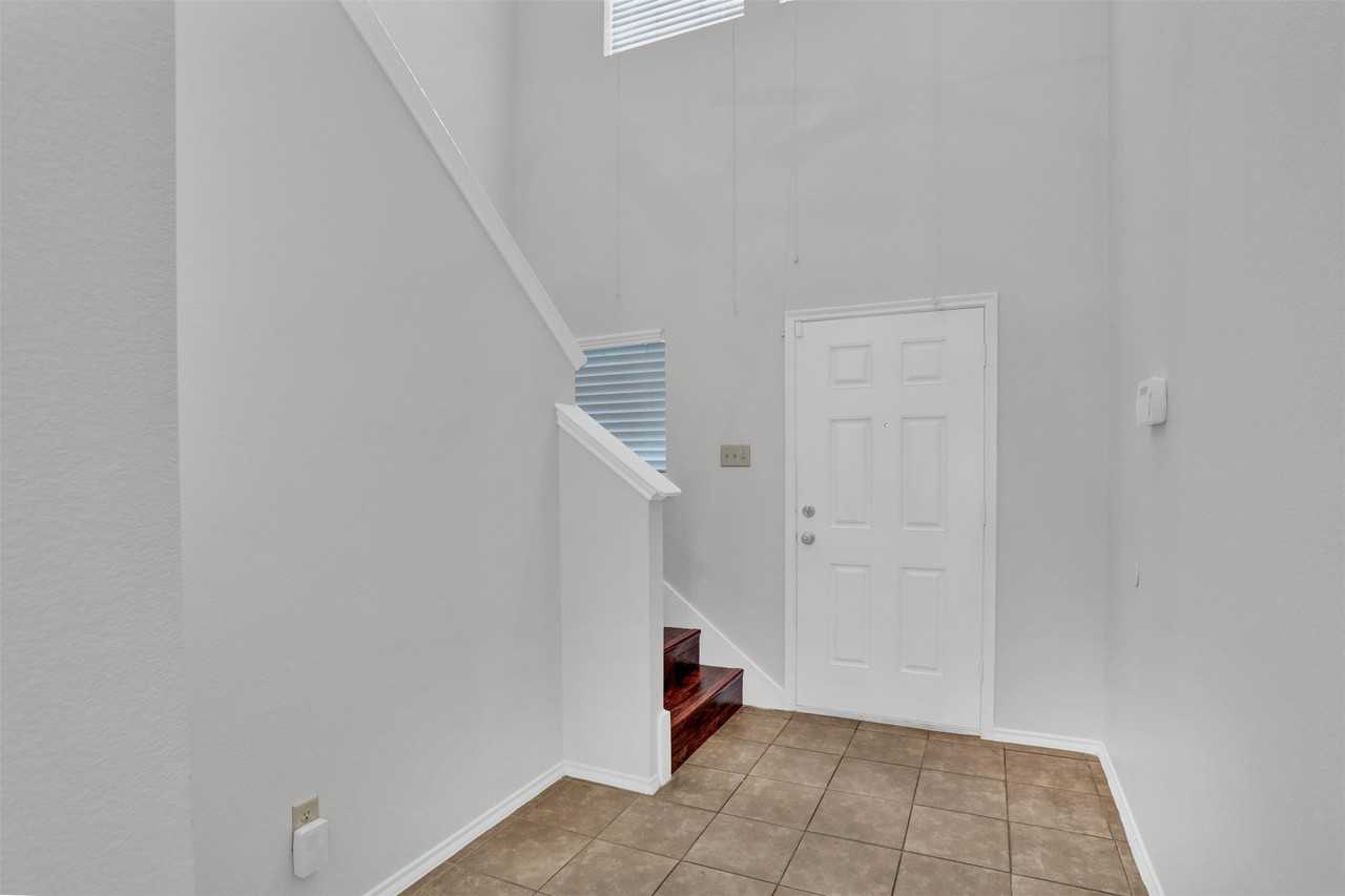 2138 Meadow View Dr - Photo 4 of 30